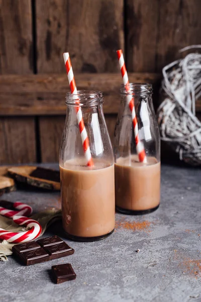 Taza vintage de chocolate caliente con palitos de canela sobre fondo oscuro — Foto de Stock