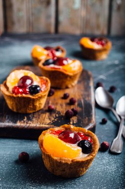 Lezzetli ev yapımı yaz meyve tart çilek ile.