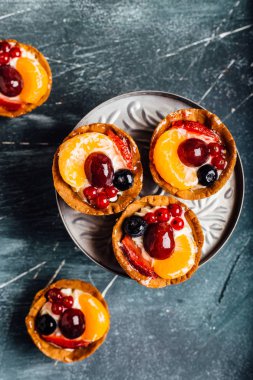 Lezzetli ev yapımı yaz meyve tart çilek ile.