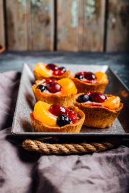 Lezzetli ev yapımı yaz meyve tart çilek ile.