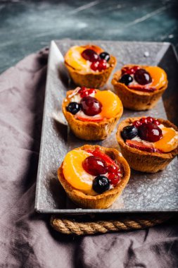 Lezzetli ev yapımı yaz meyve tart çilek ile.