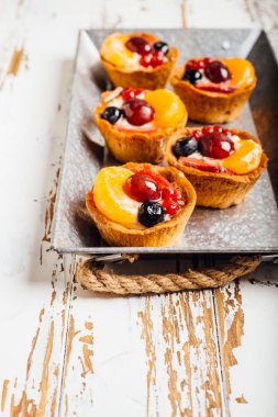 Lezzetli ev yapımı yaz meyve tart çilek ile.