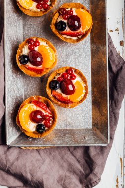 Lezzetli ev yapımı yaz meyve tart çilek ile.