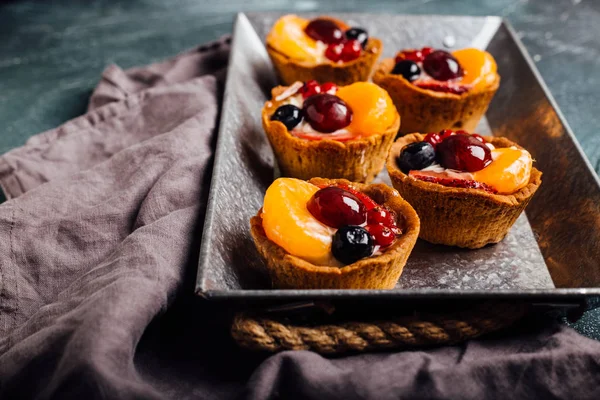 Lezzetli ev yapımı yaz meyve tart çilek ile.