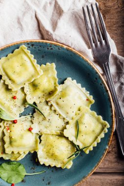 Ispanak ravioli parmesan ile. rustik tarzı