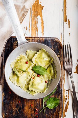 İtalyan ravioli parmesan ile