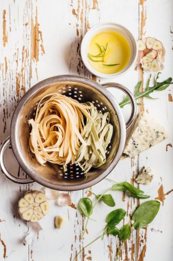 Taze pişmemiş makarna 