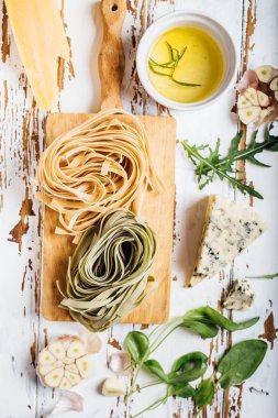 Taze pişmemiş makarna 