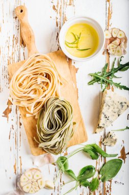 Taze pişmemiş makarna 