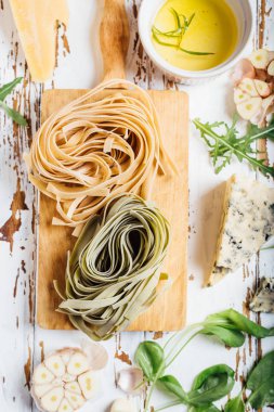 Taze pişmemiş makarna 