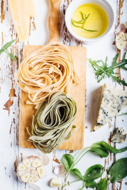 Taze pişmemiş makarna 