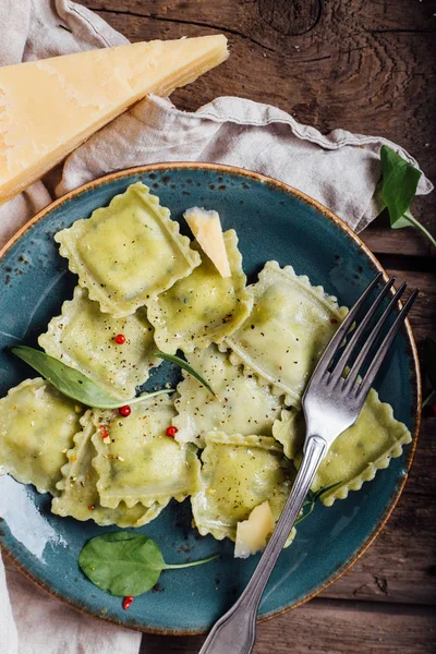 Spinazie ravioli met Parmezaanse kaas. rustieke stijl — Stockfoto