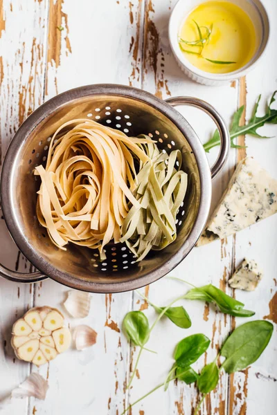 Taze pişmemiş makarna 