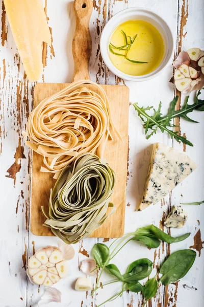 Taze pişmemiş makarna 