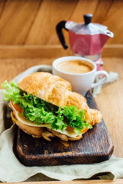 Croissant e café para o café da manhã — Fotografia de Stock