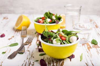 Taze yeşil salata otlar ile 