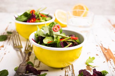 Taze yeşil salata otlar ile 