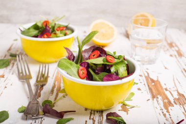 Taze yeşil salata otlar ile 