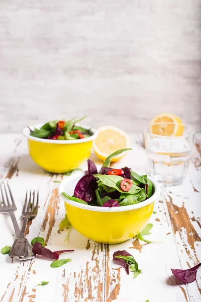 Taze yeşil salata otlar ile 