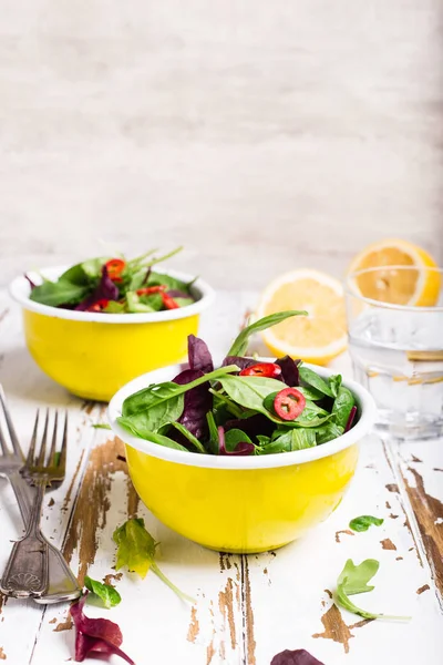 Salada verde fresca com ervas — Fotografia de Stock