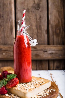 Kahvaltı için bir şişe içinde çilek güler yüzlü.