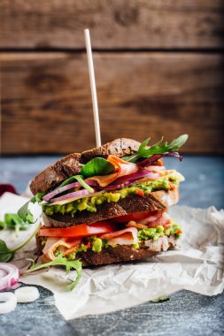 Guacamole, domates, roka ve pastırma sandviç