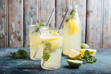 Taze yaz limonata. Ev yapımı