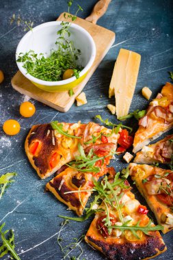 Pastırma, parmesan, domates ve otlar ile ev yapımı pizza