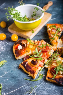 Pastırma, parmesan, domates ve otlar ile ev yapımı pizza