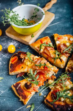 Pastırma, parmesan, domates ve otlar ile ev yapımı pizza