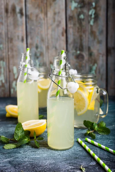 Свежий летний лимонад — стоковое фото