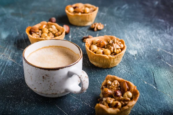 Torta de noz, tortas e xícara de café — Fotografia de Stock