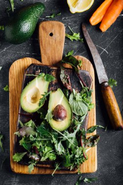 salata witn avokado ve pişmiş havuç için malzemeler 