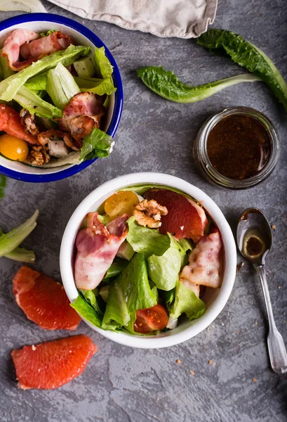 Salada com molho de toranja, bacon, tomate, feta e vinagre balsâmico — Fotografia de Stock