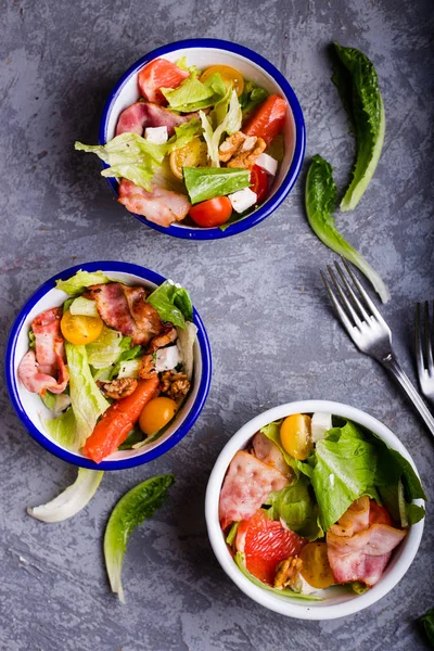 Salada com molho de toranja, bacon, tomate, feta e vinagre balsâmico — Fotografia de Stock