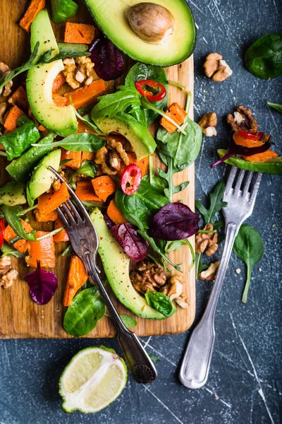 Ensalada de aguacate witn y zanahoria al horno —  Fotos de Stock