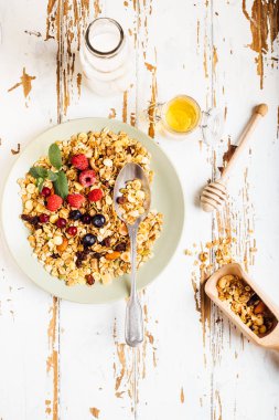 Kahvaltıda ev yapımı granola