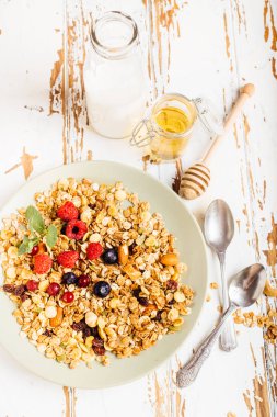 Kahvaltıda ev yapımı granola