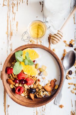Kahvaltıda ev yapımı granola
