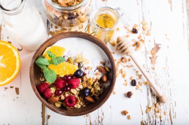 Kahvaltıda ev yapımı granola