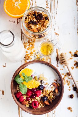 Kahvaltıda ev yapımı granola