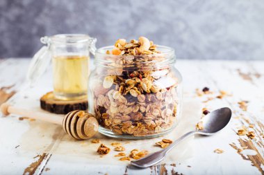 Kahvaltıda ev yapımı granola