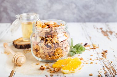 Kahvaltıda ev yapımı granola
