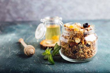 Kahvaltıda ev yapımı granola