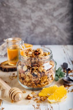 Kahvaltıda ev yapımı granola