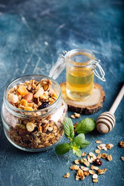 Kahvaltıda ev yapımı granola