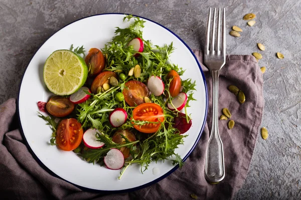 Salada de dieta com tomates, rúcula e rabanete — Fotografia de Stock