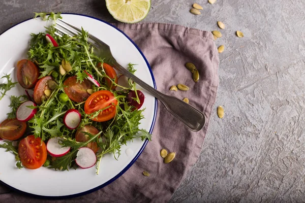 Salada de dieta com tomates, rúcula e rabanete — Fotografia de Stock