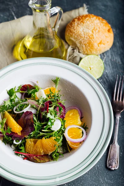 Salada de vitamina com arugula e laranjas — Fotografia de Stock