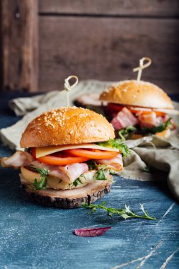 Pastırma, roka, domates ve peynirli burger